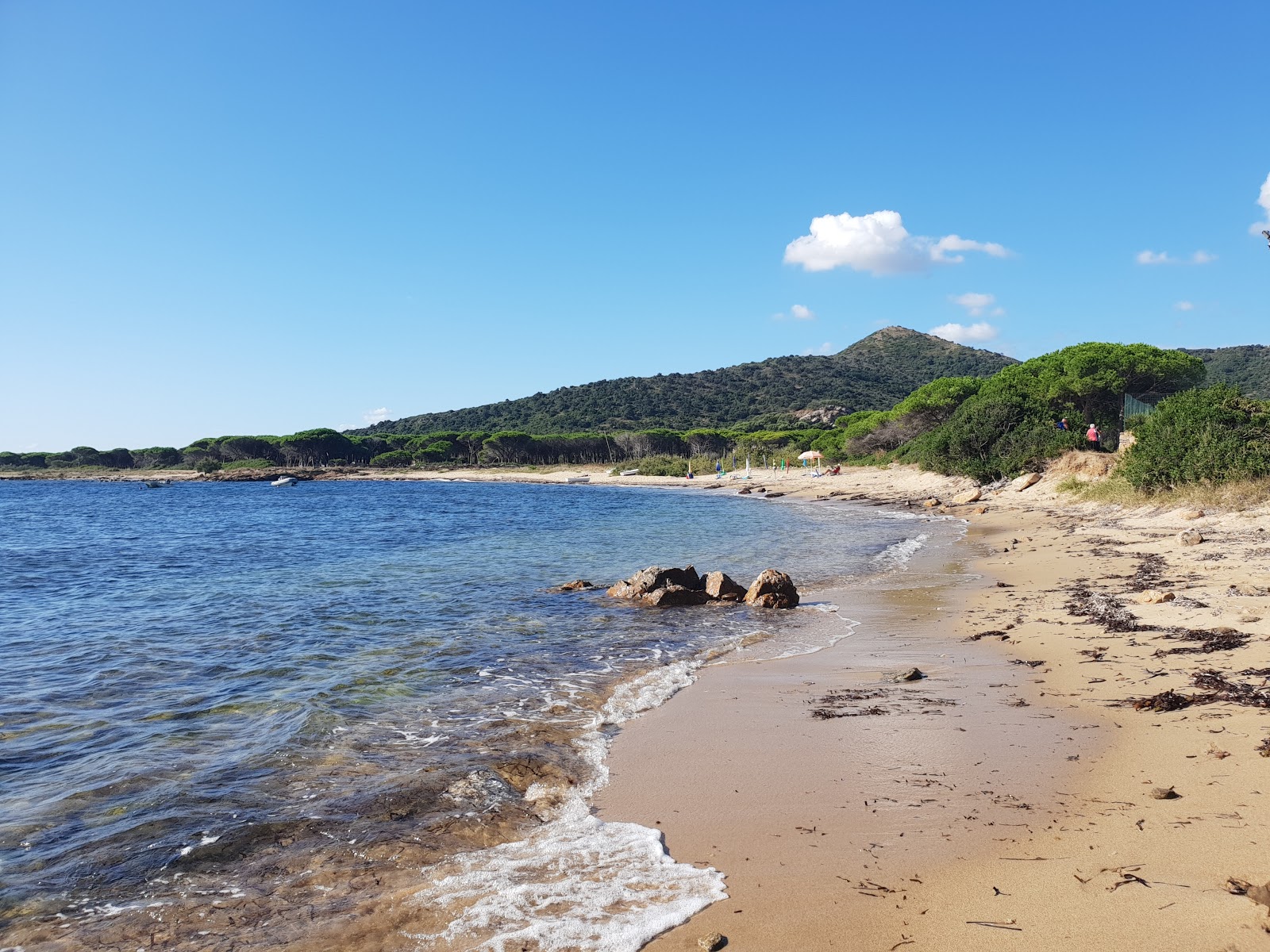 Foto di Baia Sant'Anna con una superficie del acqua cristallina