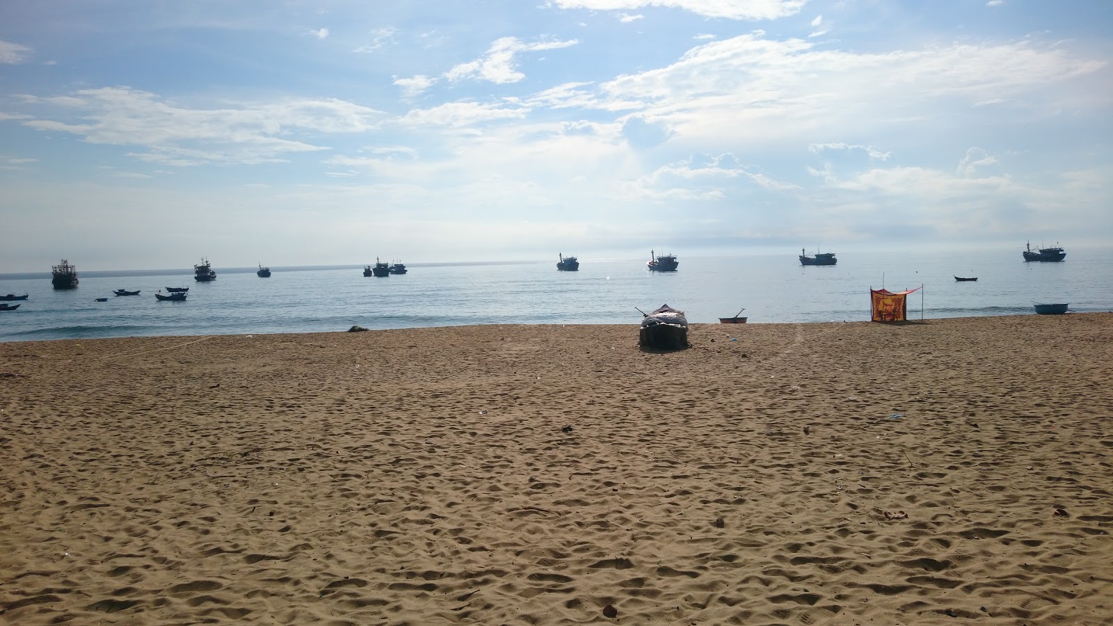 Phu Hoa Beach的照片 带有碧绿色水表面