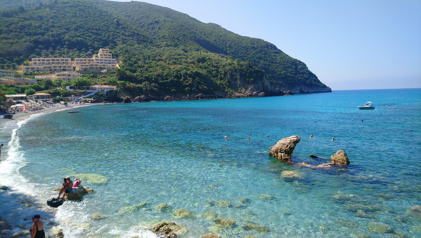Foto di Spiaggia di Ermones e l'insediamento