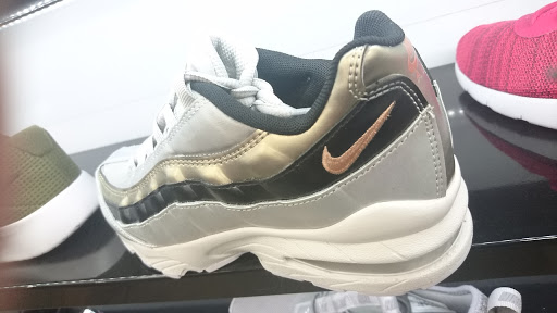 Shoe Store «Shoe Palace», reviews and photos, 8155 Camino Arroyo #13, Gilroy, CA 95020, USA