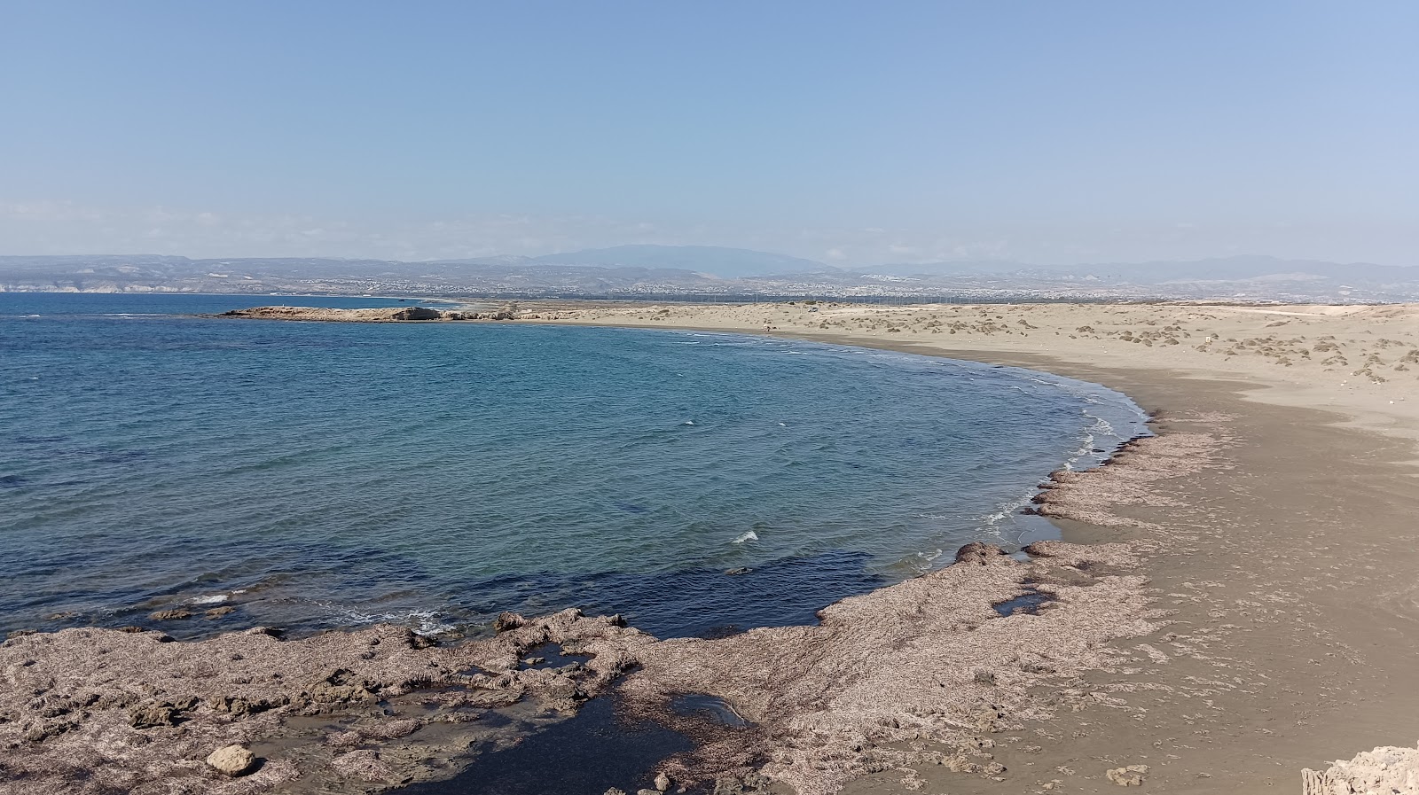 Foto di Akrotiri Sand Dunes Beach con una superficie del sabbia beige