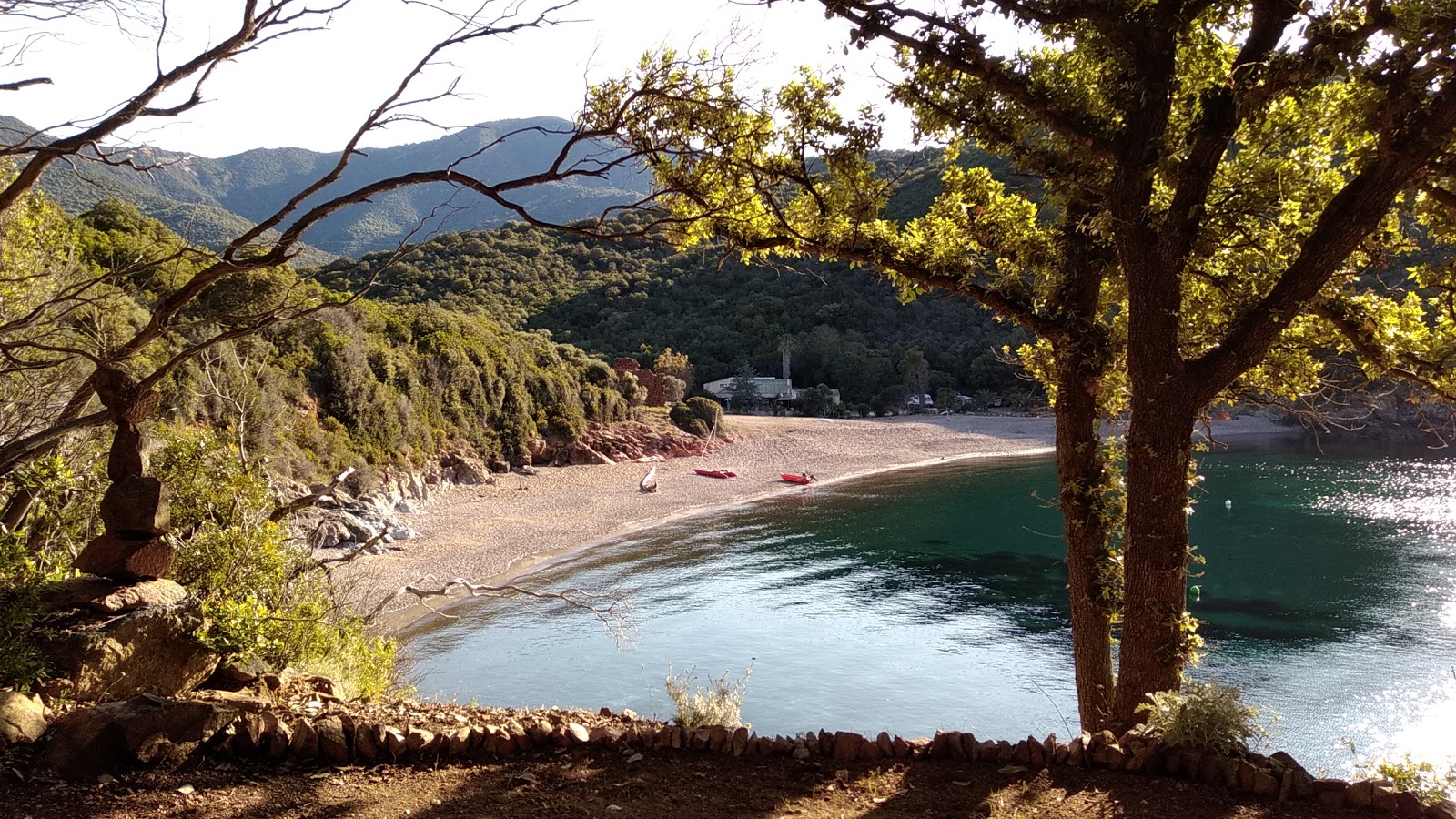 Photo de Plage de Punta Di Latone entouré de montagnes