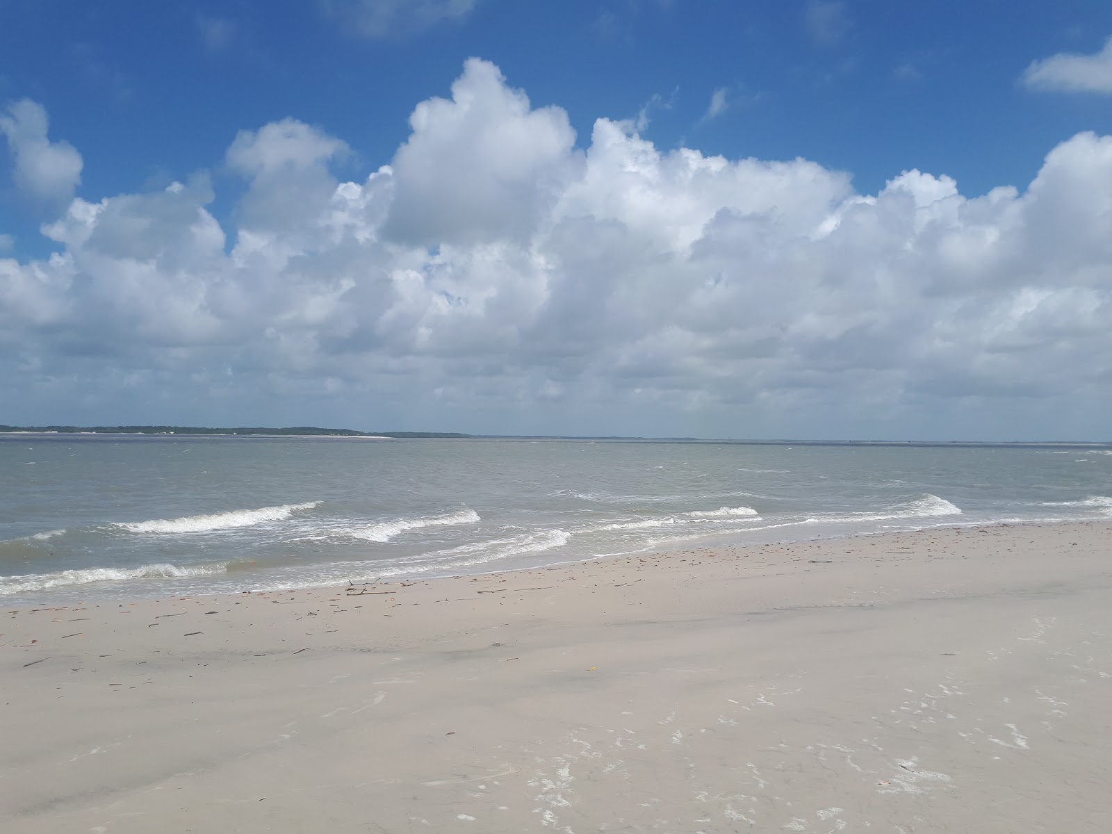 Foto de Praia de Cacacueira com areia bege superfície
