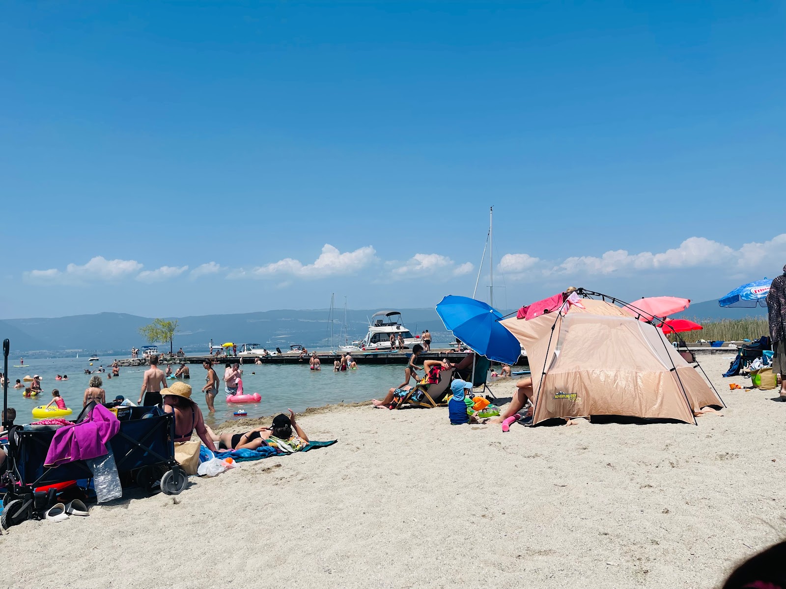 Fotografie cu Gletterens plage cu nivelul de curățenie înalt