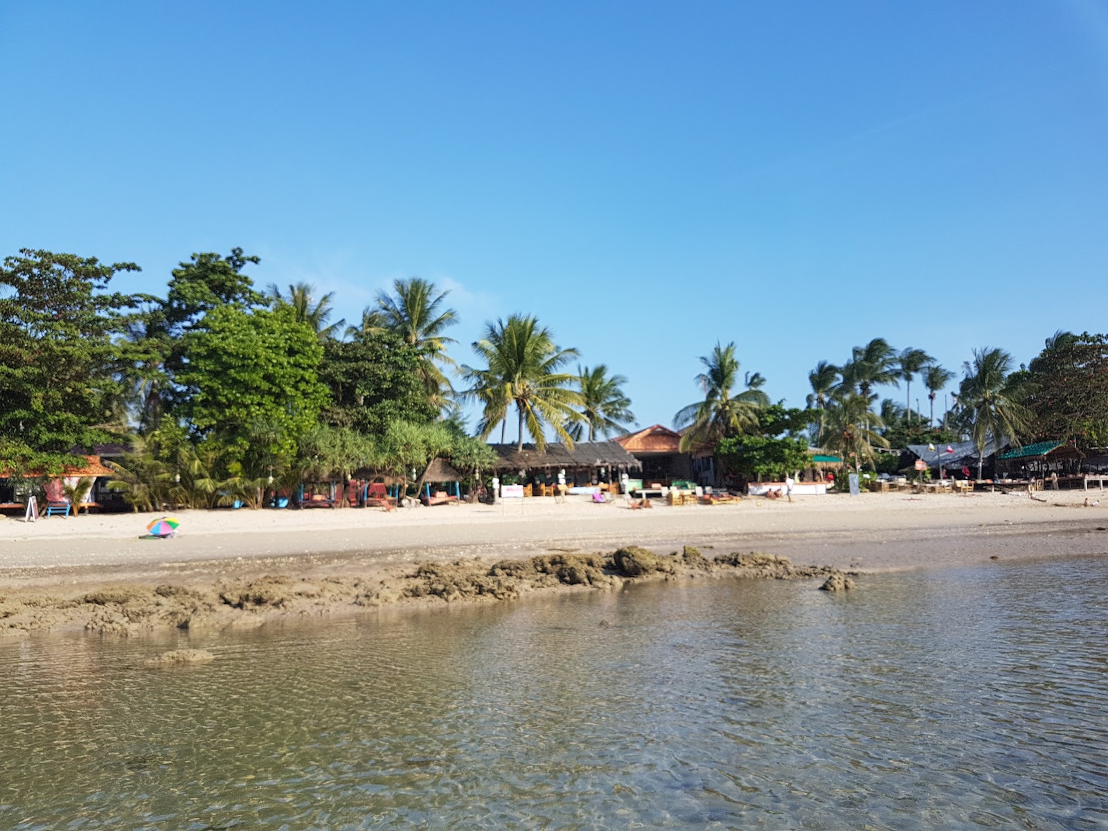 Photo de Klong Khong Beach protégé par des falaises