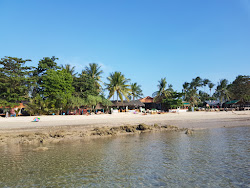 Photo de Klong Khong Beach protégé par des falaises