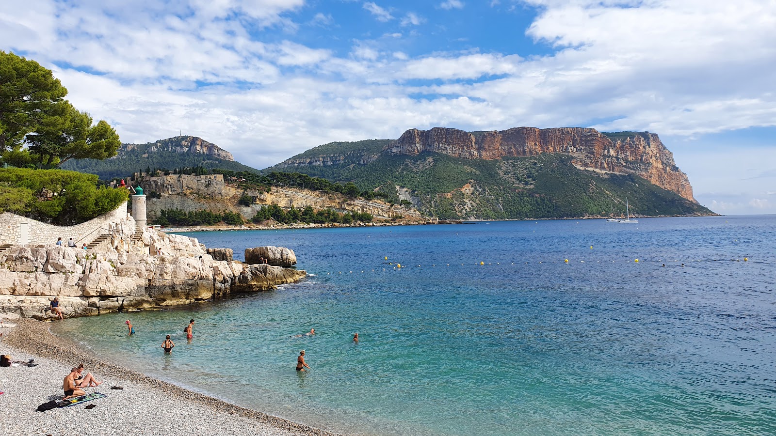 Foto di Plage du Bestouan con una superficie del sabbia beige e ciottoli