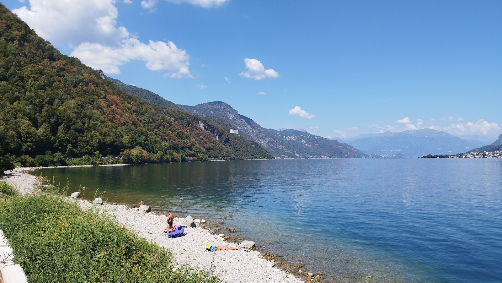 Foto von Spiaggia di Nautilus mit graue kiesel Oberfläche