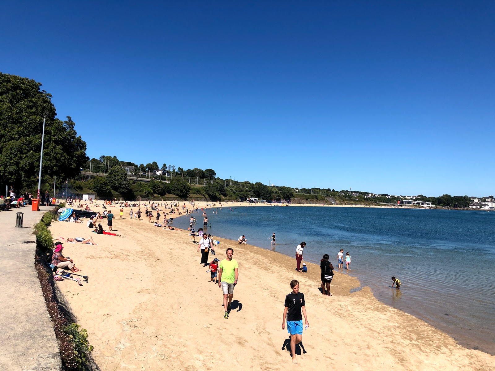 Plage du Moulin Blanc'in fotoğrafı parlak kum yüzey ile