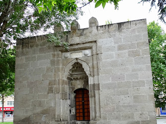 Emir Şahap Türbesi