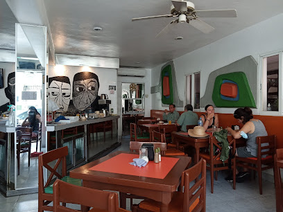 Cafetería Pop y Restaurante Pórtico del Peregrin - C. 57 501x 62-y 60, Parque Santa Lucia, Centro, 97000 Mérida, Yuc., Mexico