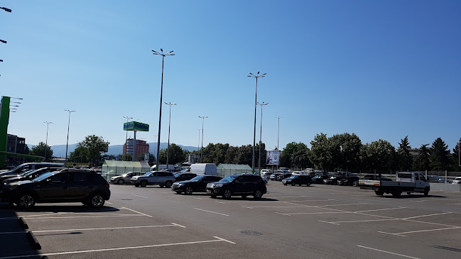 Паркинг пред Практикер