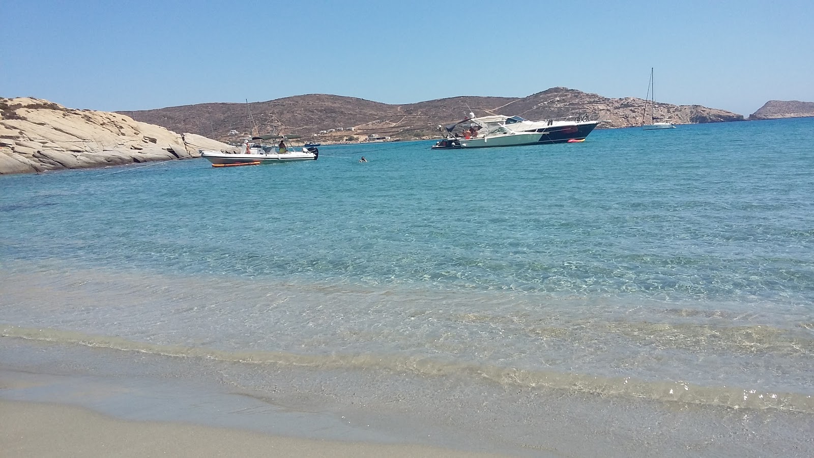 Fotografie cu Santorini beach - locul popular printre cunoscătorii de relaxare