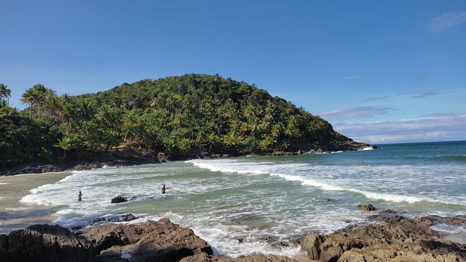 Valokuva Praia do Havaizinhoista. tukeutunut kallioilla