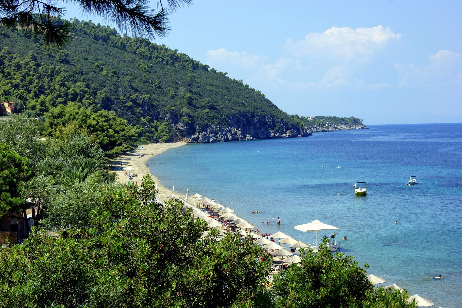 Foto de Kanistro beach com areia clara e seixos superfície