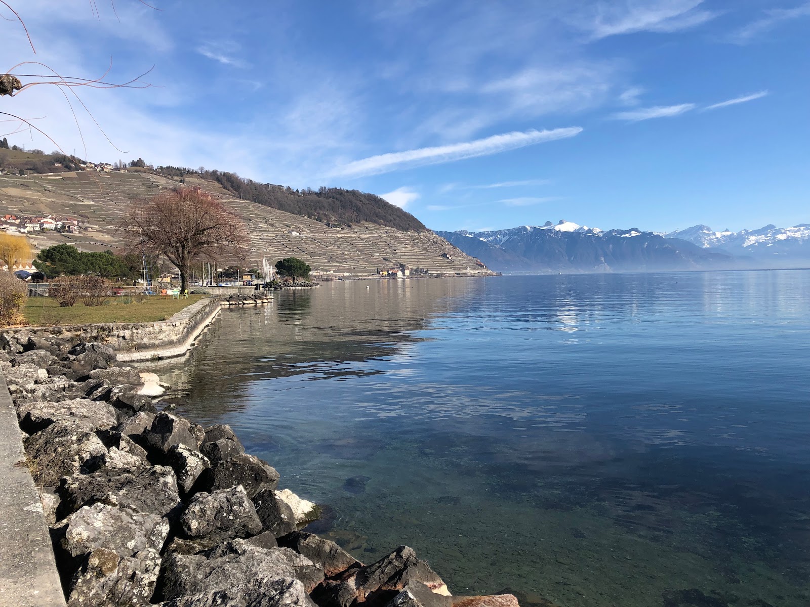 Foto de Plage de Perroy II con terreno rocoso superficie