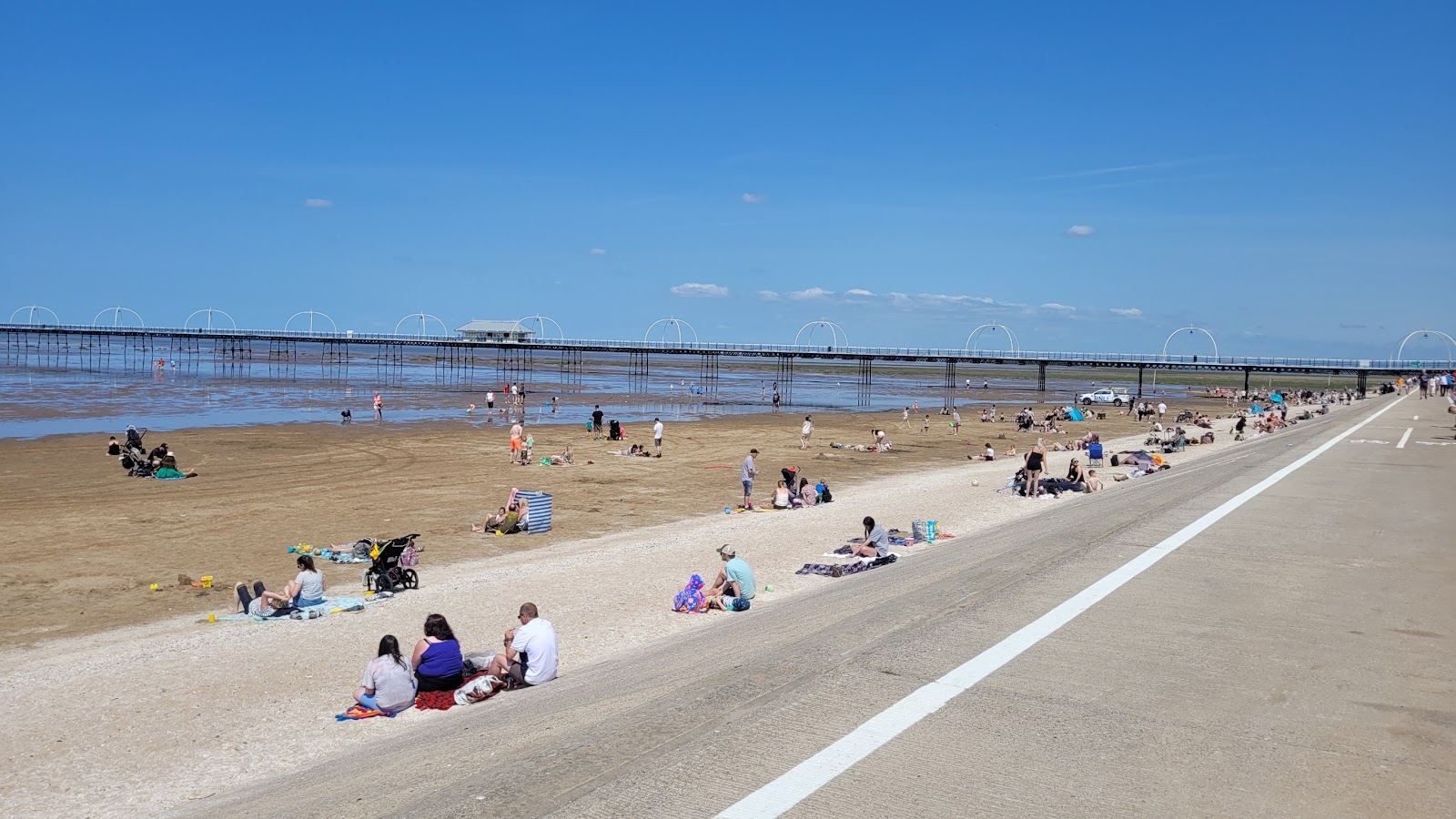 Foto van Zuidpoort Strand met helder zand oppervlakte