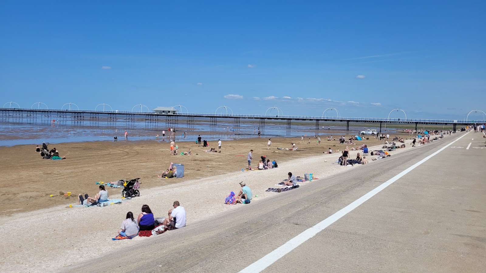 Φωτογραφία του Παραλία Southport με φωτεινή άμμος επιφάνεια