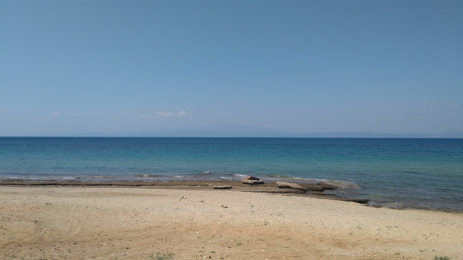 Fotografie cu Blue Horizon's beach cu o suprafață de apa pură turcoaz