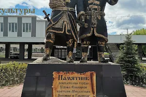 Pamyatnik Osnovatelyam Goroda Usolye-Sibirskoye Brat'yam Mikhalevym Anisimu I Gavriilu image
