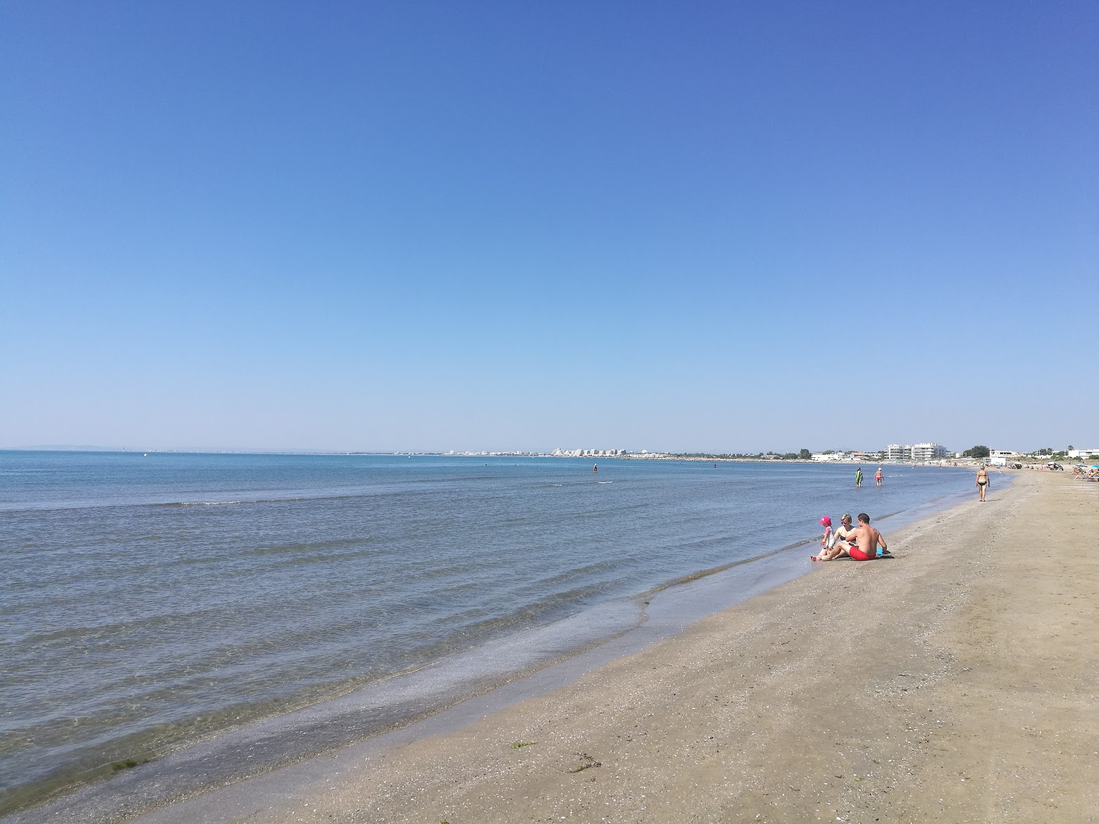 Foto de Le Grau-du-Roi beach com areia bege fina superfície