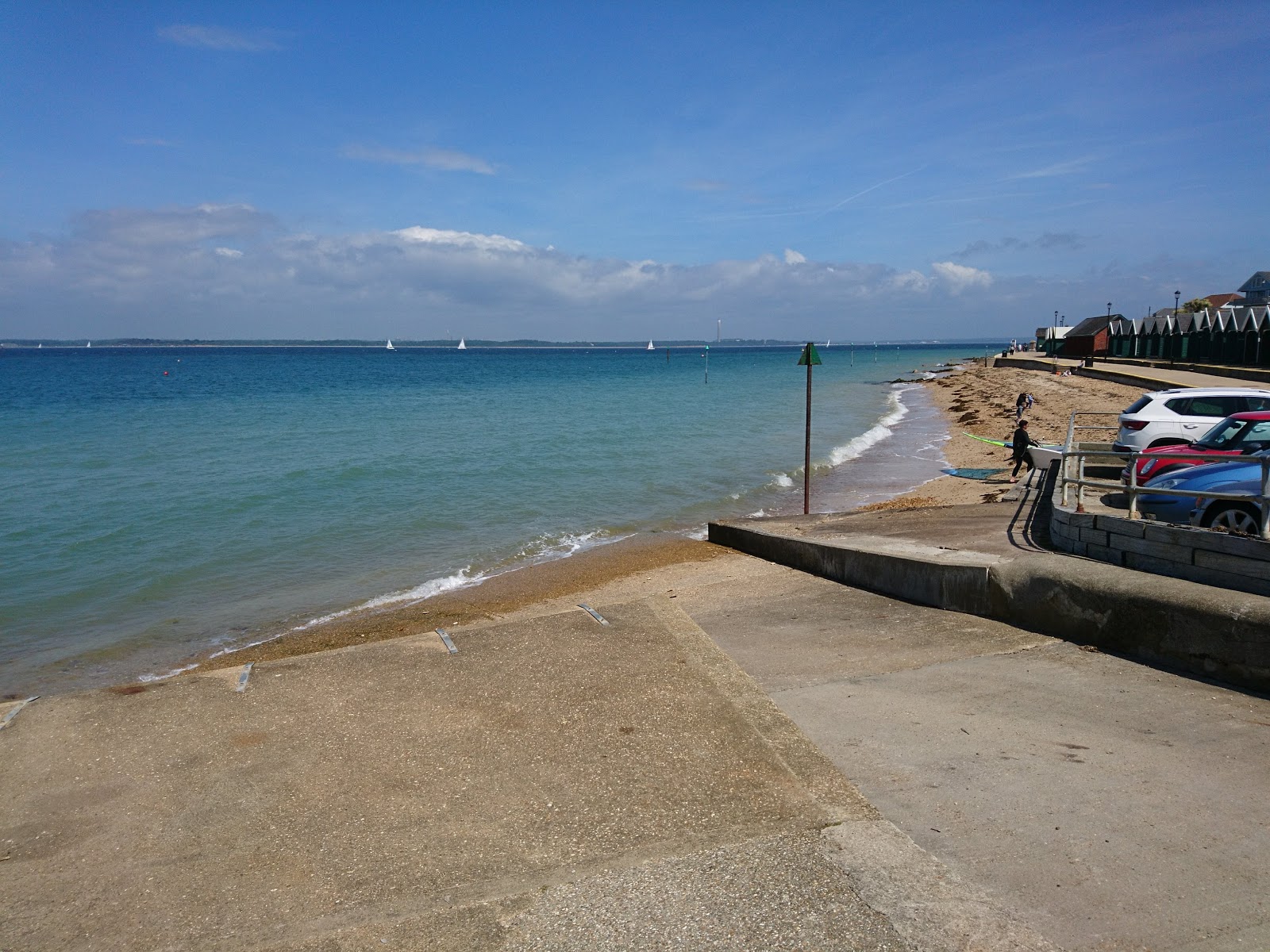 Photo de Gurnard Bay Beach avec rivage droit, long