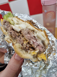 Cheeseburger du Restaurant de hamburgers Five Guys Opéra à Paris - n°10