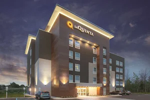 La Quinta Inn & Suites by Wyndham Buffalo Amherst image
