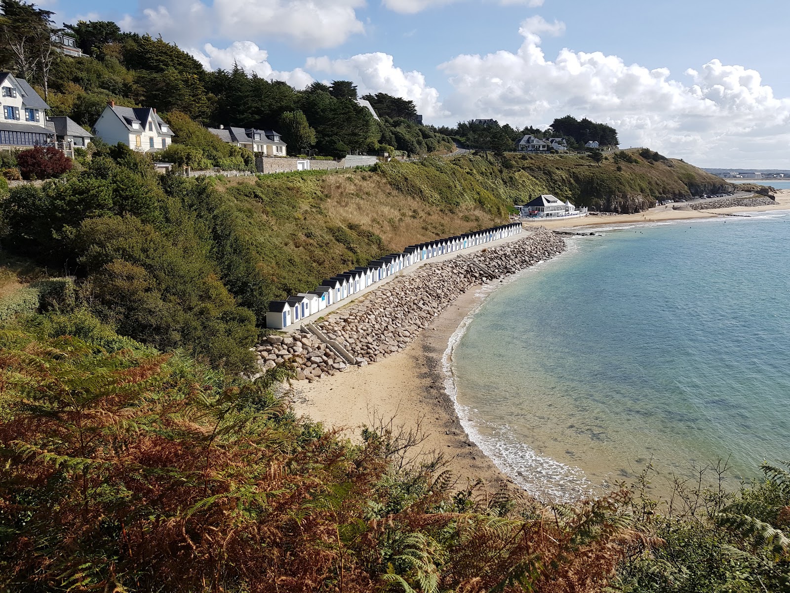Photo de La Potiniere Beach protégé par des falaises