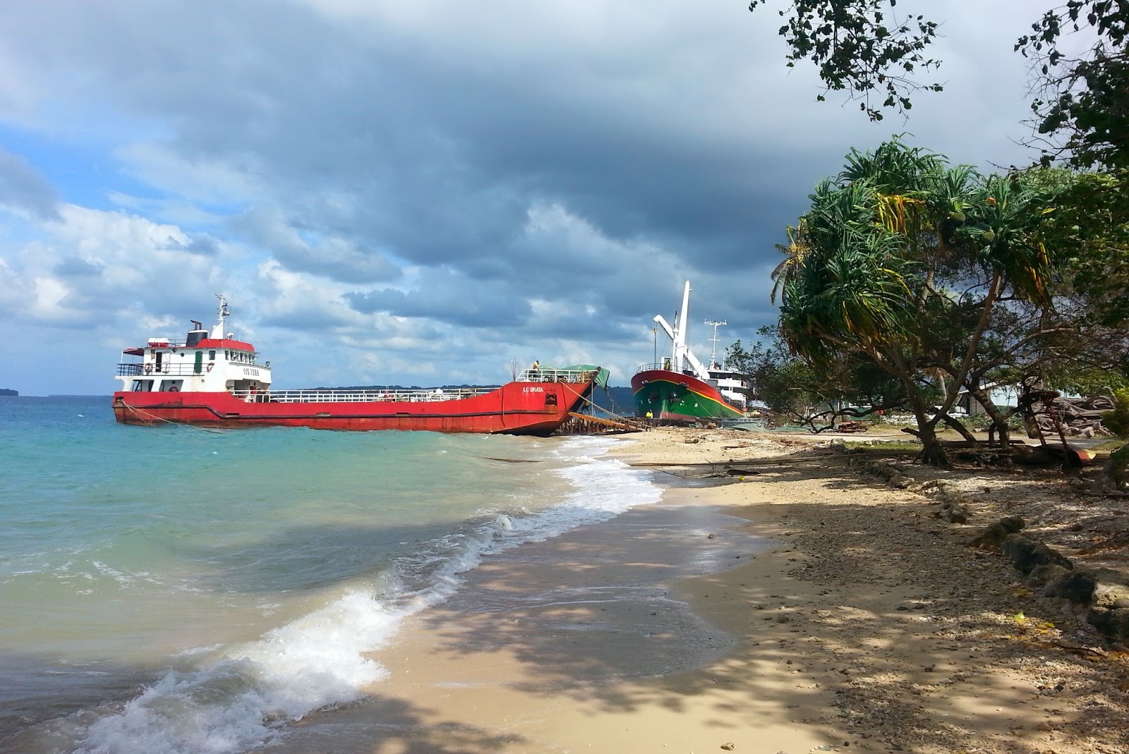 Foto de Samansin beach com areia brilhante superfície