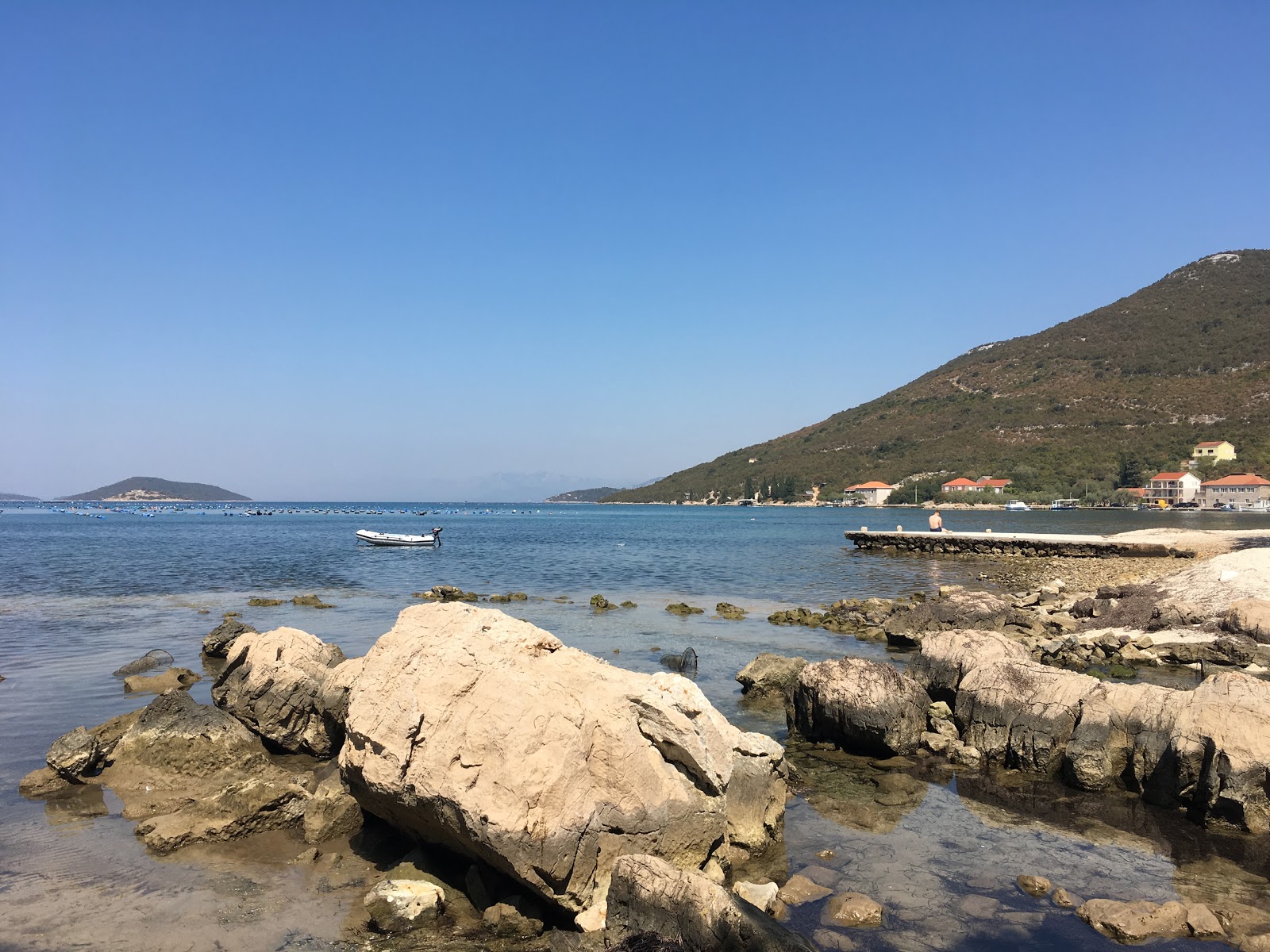 Brijesta beach'in fotoğrafı küçük koy ile birlikte