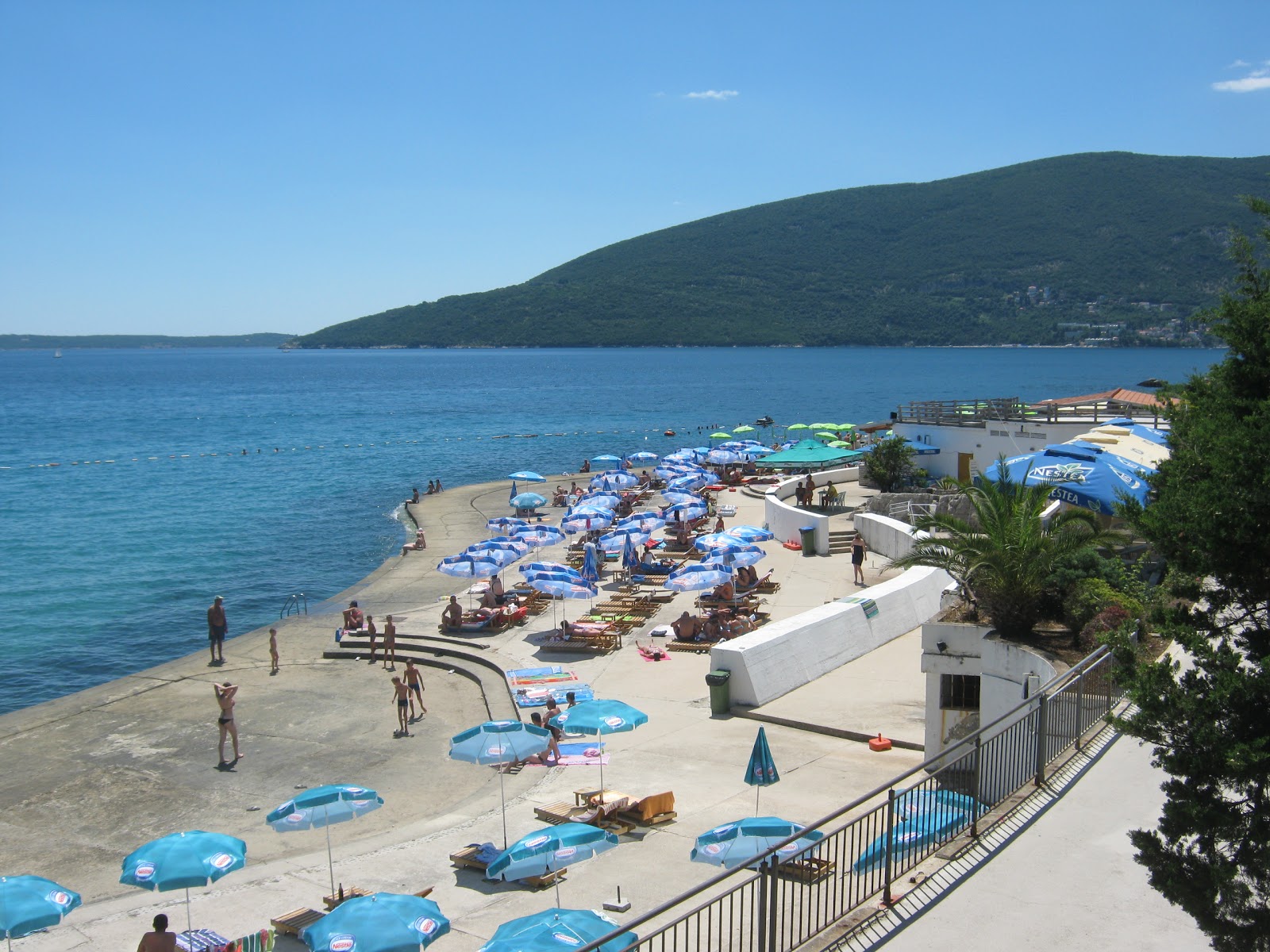 Fotografija Hotel Plaza beach z turkizna čista voda površino