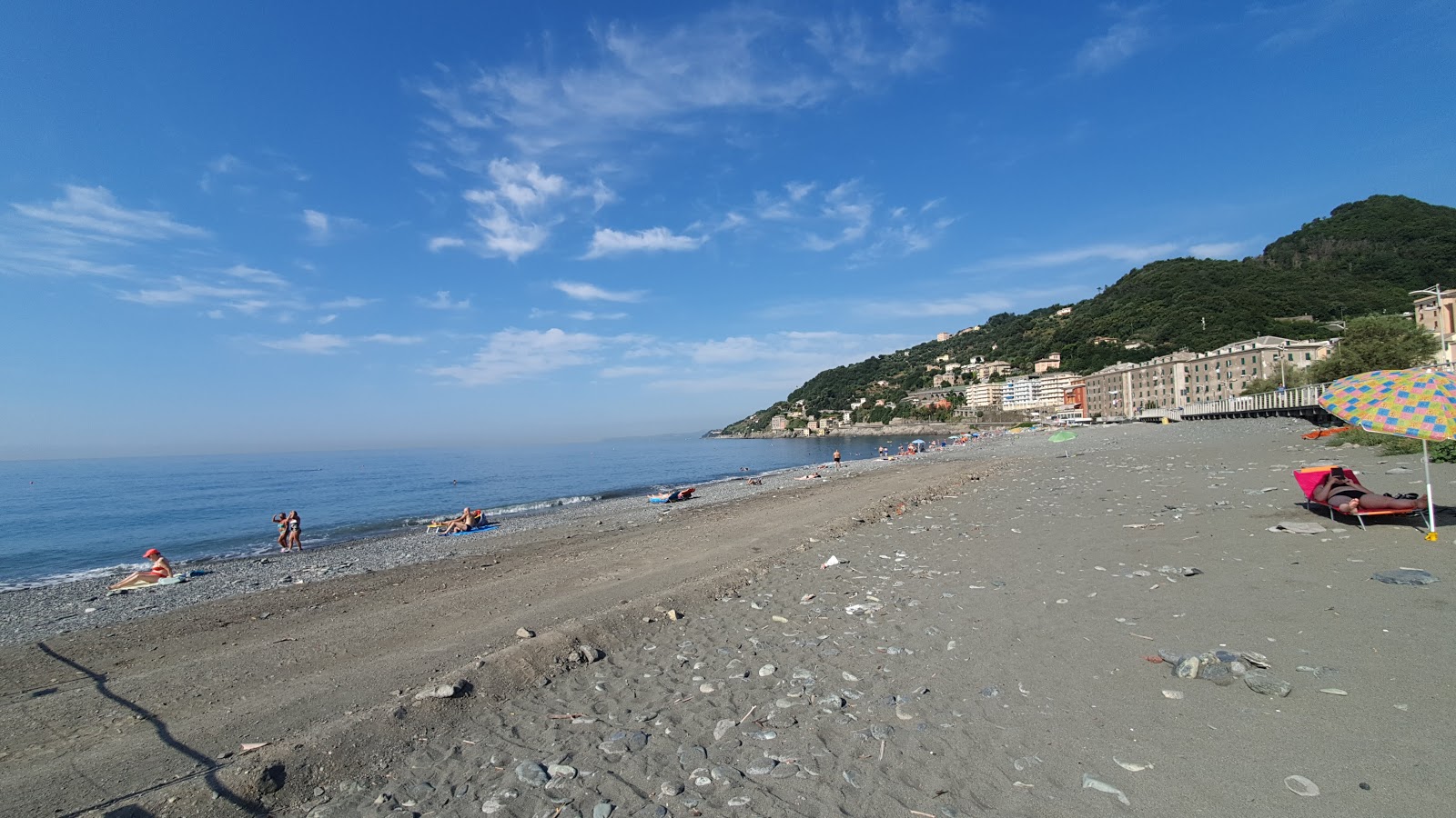 Foto de Spiaggia di Voltri con arena gris y guijarros superficie