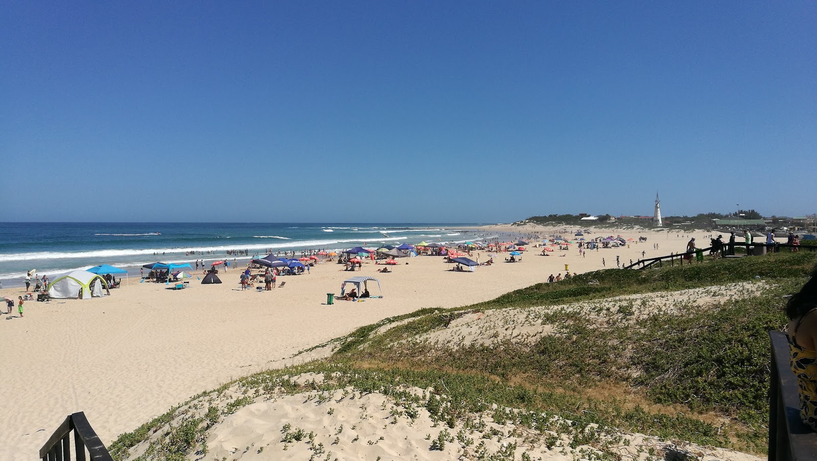 Valokuva Jeffreys Bay beachista. pinnalla kirkas hiekka:n kanssa