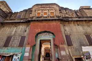 Shree Dwarkadhish Temple image