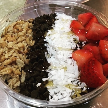 Frozen Yogurt Shop «YOLO Yogurt & Desserts- Frozen Yogurt, Crepe, Gelato, Acai Bowls and more...», reviews and photos, 1355 Old Northern Blvd, Roslyn, NY 11576, USA