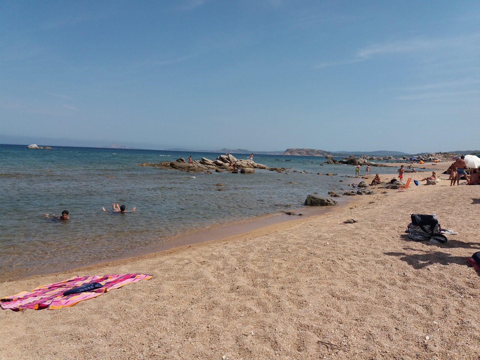 Foto af Spiaggia Rio Li Sardi med rummelige multi -bugter