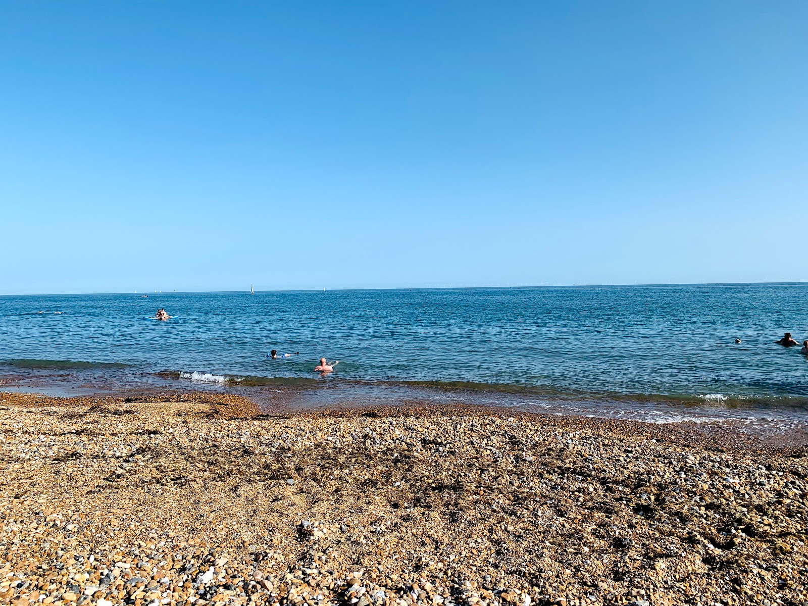 Foto van Lancing Strand met turquoise water oppervlakte