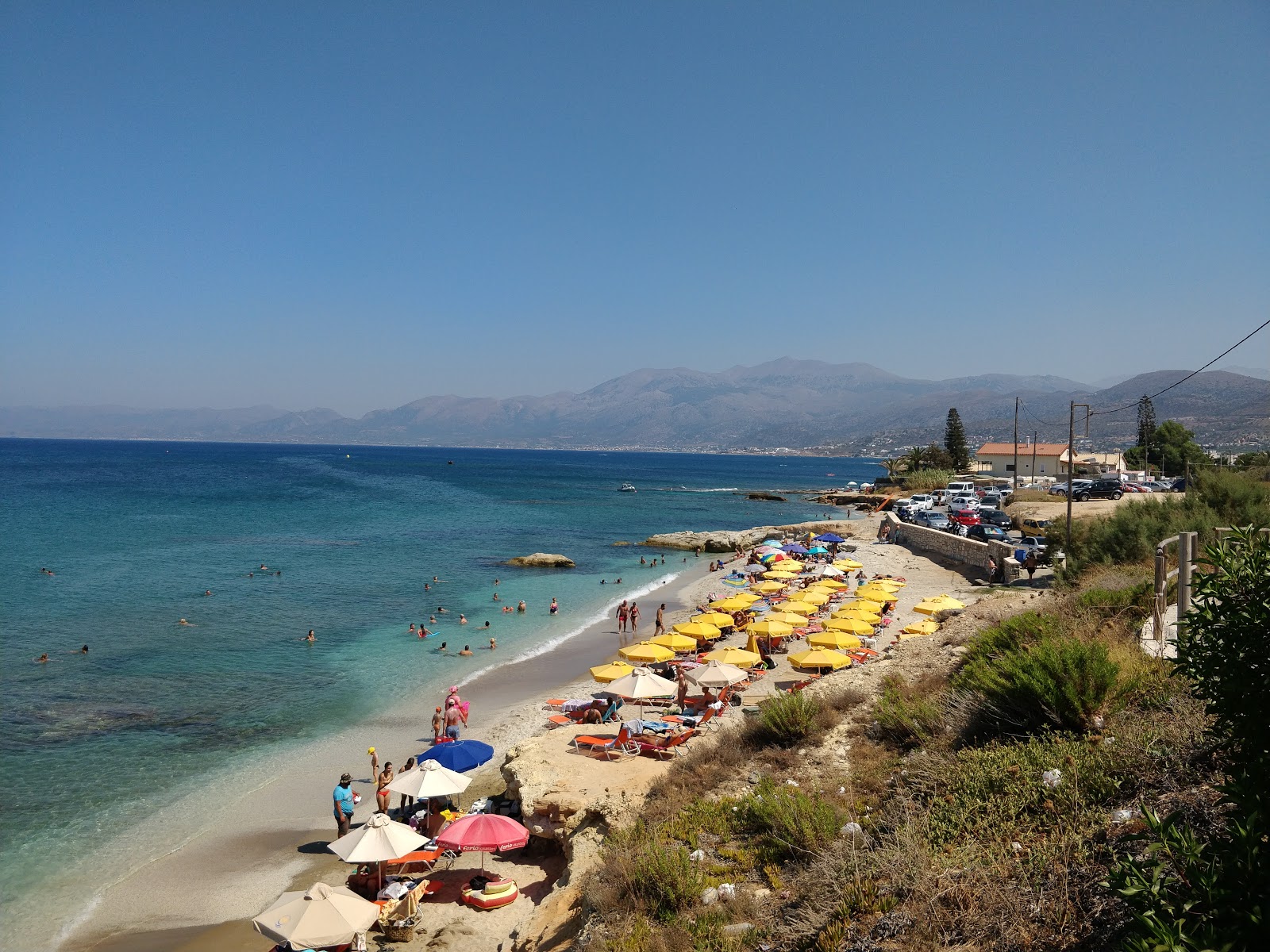 Foto von Gefyri Beach mit brauner sand Oberfläche
