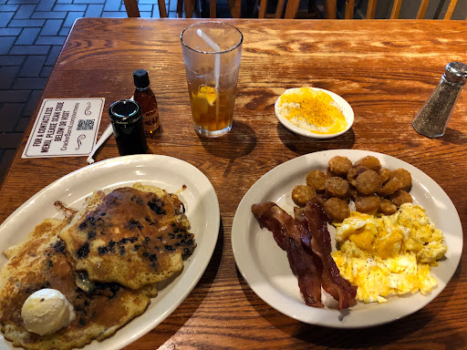 American Restaurant «Cracker Barrel Old Country Store», reviews and photos, 30 Research Dr, Milford, CT 06460, USA