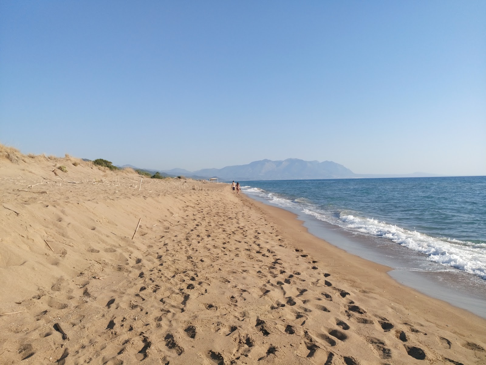 Φωτογραφία του Apollo Camping beach με καφέ άμμος επιφάνεια