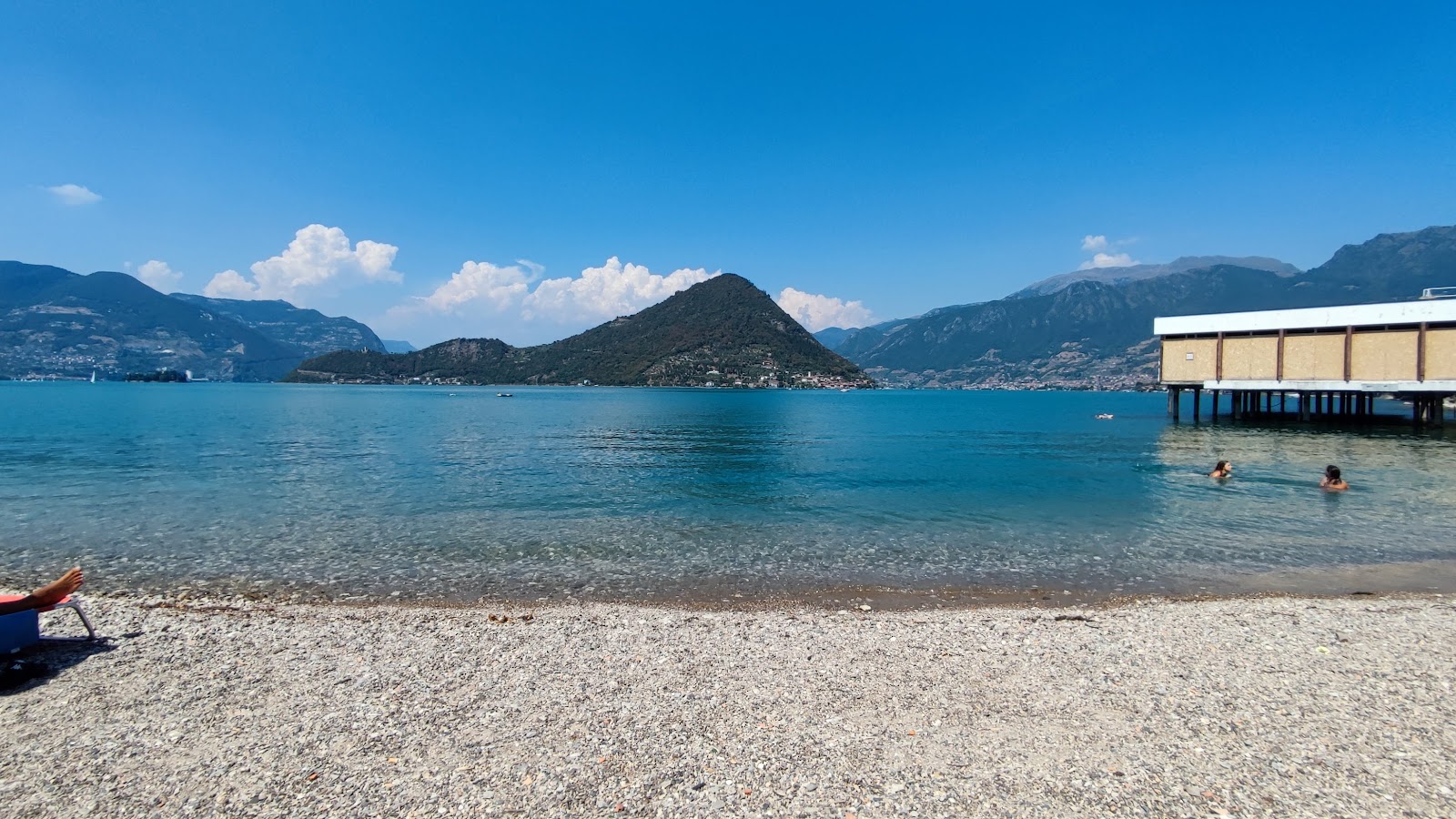 Fotografie cu Spiaggia Sulzano cu nivelul de curățenie înalt