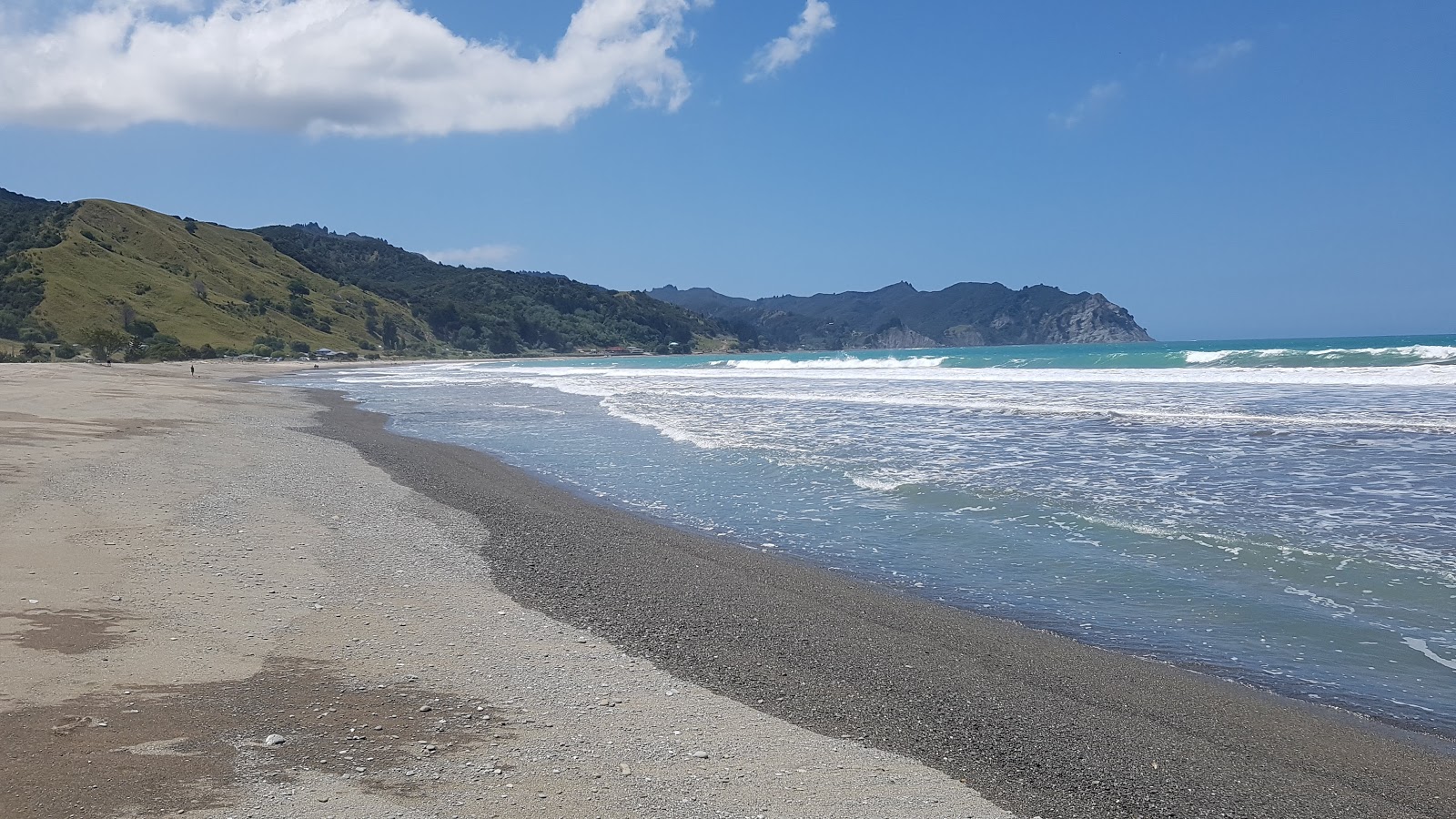 Foto von Tokomaru Beach mit beiger sand Oberfläche