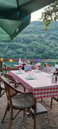 Atmosphère du Restaurant Guinguette Merpuis Lac de Chambod à Serrières-sur-Ain - n°5