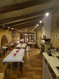 Atmosphère du Restaurant français Restaurant La Farigoulette chez Aurélie dans le GARD à Seynes - n°13