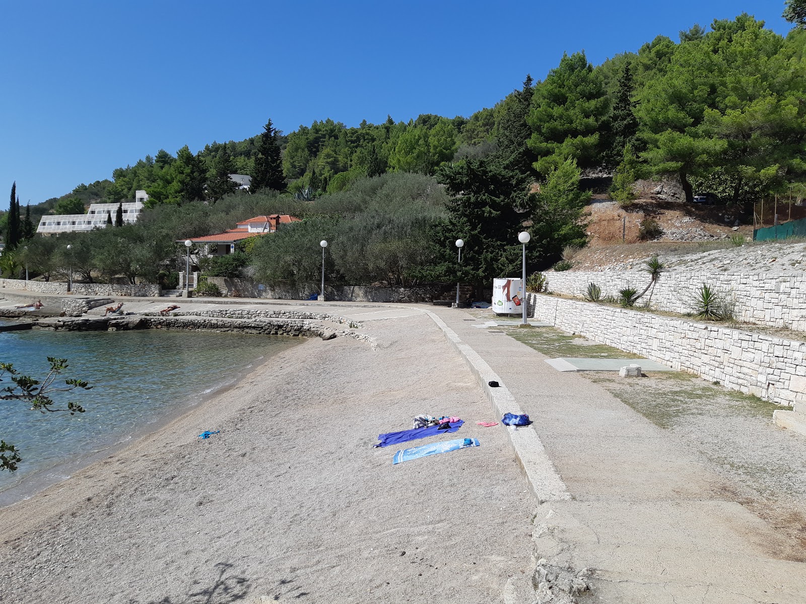 Foto de Plitvine beach con guijarros beige superficie