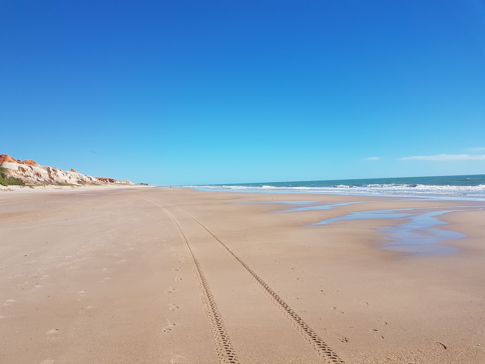 Valokuva Majorlandian rantaista. pinnalla kirkas hiekka:n kanssa