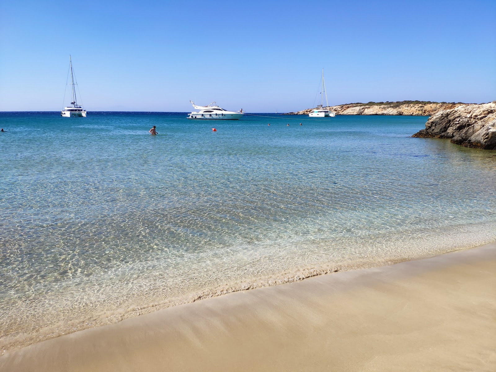 Foto de Playa de Faragas con agua cristalina superficie