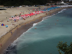 Foto di Butamyata beach circondato da montagne