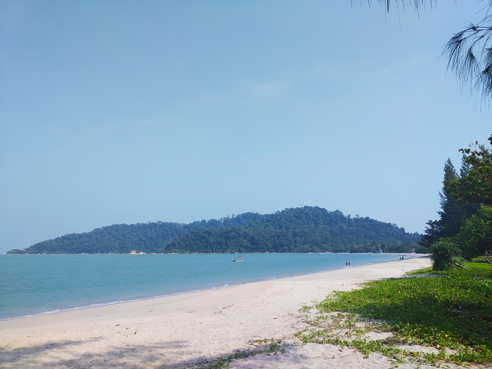 Teluk Senangin Beach'in fotoğrafı - rahatlamayı sevenler arasında popüler bir yer
